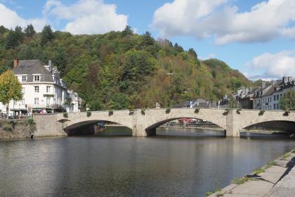 België