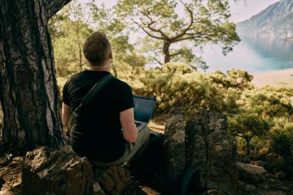 Remote werken in de natuur © Anastasia Nelen