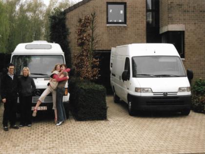 Leo met zijn gezin en zijn eerste buscamper, Mercedes 209 uit 1984, gebouwd in 2000, verkocht in 2003.