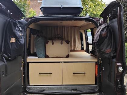 Leo heeft deze Fiat duomo omgebouwd als work camper voor zijn dochter en haar partner voor een rondreis door Italië.